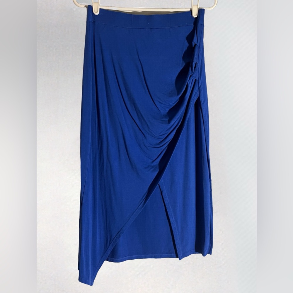 Blue mid-length bodycon skirt